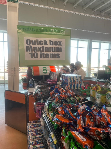 [Fotografía tomada en un supermercado en Los Cabos, México, visitado en gran medida por visitantes estadounidenses que solo hablan inglés. Una caja rápida, como son comunmente llamadas en México, puede referirse a Express check-out lane, or Express lane, pero “quick box” refiere a un empaque rápido de un servicio de envíos, a una caja para envolver o a lo que la imaginación de a entender, menos a una caja de pago]